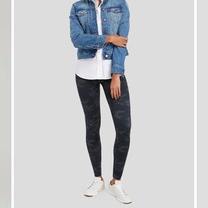 NWT Spanx Look at Me Now Seamless Leggings